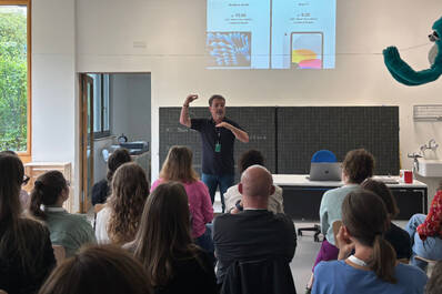 Tom Rittmann von DQ Solutions an der Schule Zunzgen Tom Rittmann beim Referat