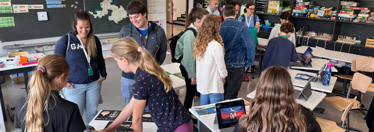 Lehrpersonen am Posten im Klassenzimmer