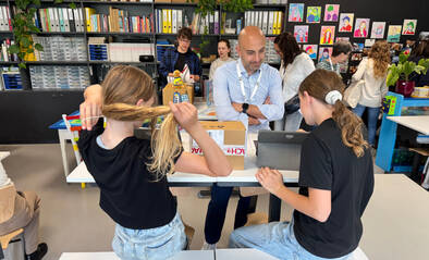 Schülerinnen zeigen ihre Arbeitsweise