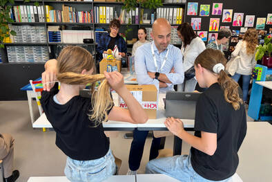 Schülerinnen zeigen ihre Arbeitsweise