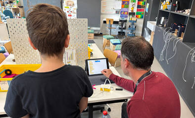 Lehrperson an Fortbildung mit Schüler