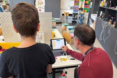 Lehrperson an Fortbildung mit Schüler