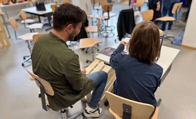 Lehrperson lernt von Schülerin