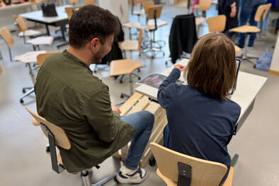 Lehrperson lernt von Schülerin