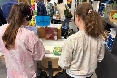 Schülerinnen bei der Hörbuchstation