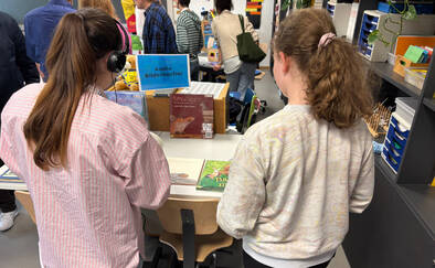 Schülerinnen bei der Hörbuchstation