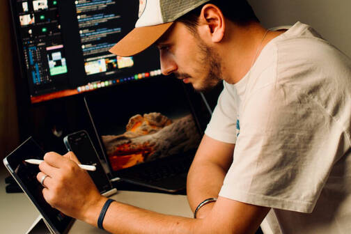 Apple Ökosystem effizient nutzen (Foto: Trinity B / pexels) Mann arbeitet mit iMac, iPad und iPhone