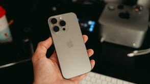 iPhone in einer Hand