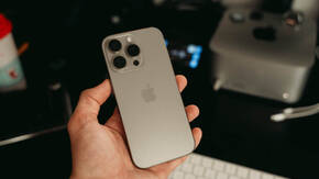 iPhone in einer Hand