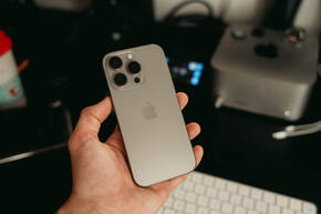 iPhone in einer Hand