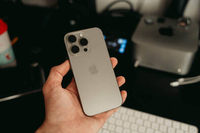 iPhone in einer Hand