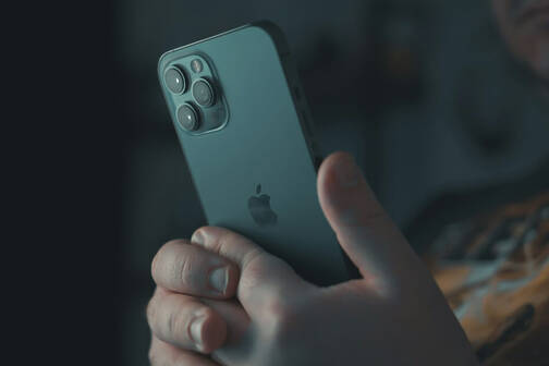 Gestohlenes iPhone gekauft: oft wird dies zu spät erkannt (Foto: Onur Binay / unsplash) Hände halten iPhone