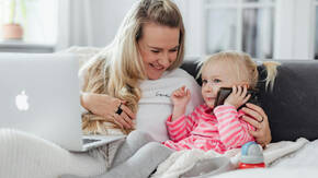 Mutter schult Kind mit iPhone