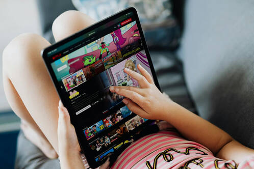 Mit der Familienfreigabe Bildschirmzeit beschränken (Foto: Karolina Grabowska / pexels) Kind beim Spielen auf dem iPad