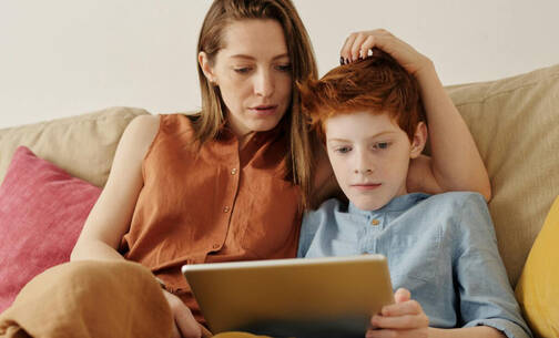 Gute Beziehung hilft zu hoher Medienkompetenz (Foto: Julia M. Cameron / pexels) Mutter mit Sohn und iPad