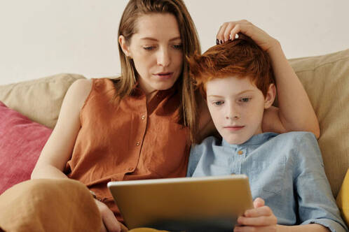 Gute Beziehung hilft zu hoher Medienkompetenz (Foto: Julia M. Cameron / pexels) Mutter mit Sohn und iPad