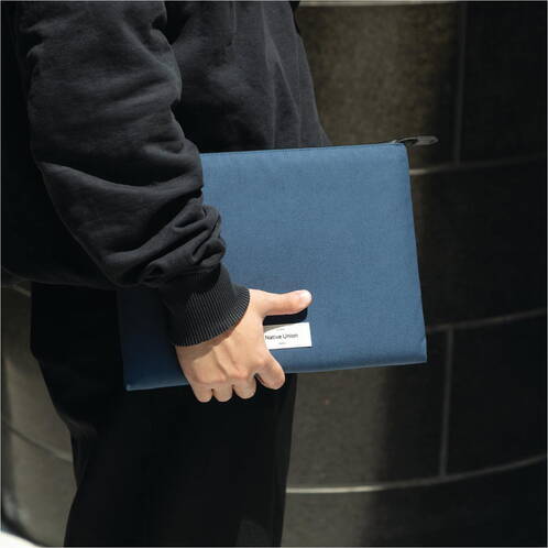 Native-Union-Stow-Lite-Sleeve-MB-Air-13-M4-2025-MB-Pro-13-M3-2024-Navy-04.jpg