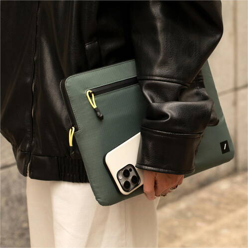 Native-Union-Stow-Ultra-Sleeve-MB-Air-15-M4-2025-Schiefergruen-03.jpg Native-Union-Stow-Ultra-Sleeve-MB-Air-15-M4-2025-Schiefergruen-03.jpg