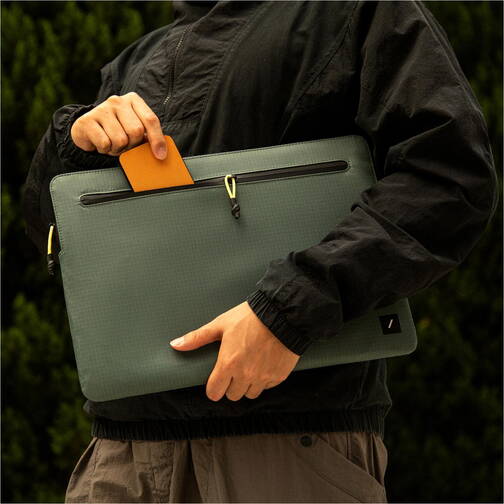 Native-Union-Stow-Ultra-Sleeve-MB-Pro-16-2-M4-Pro-2024-Schiefergruen-04.jpg