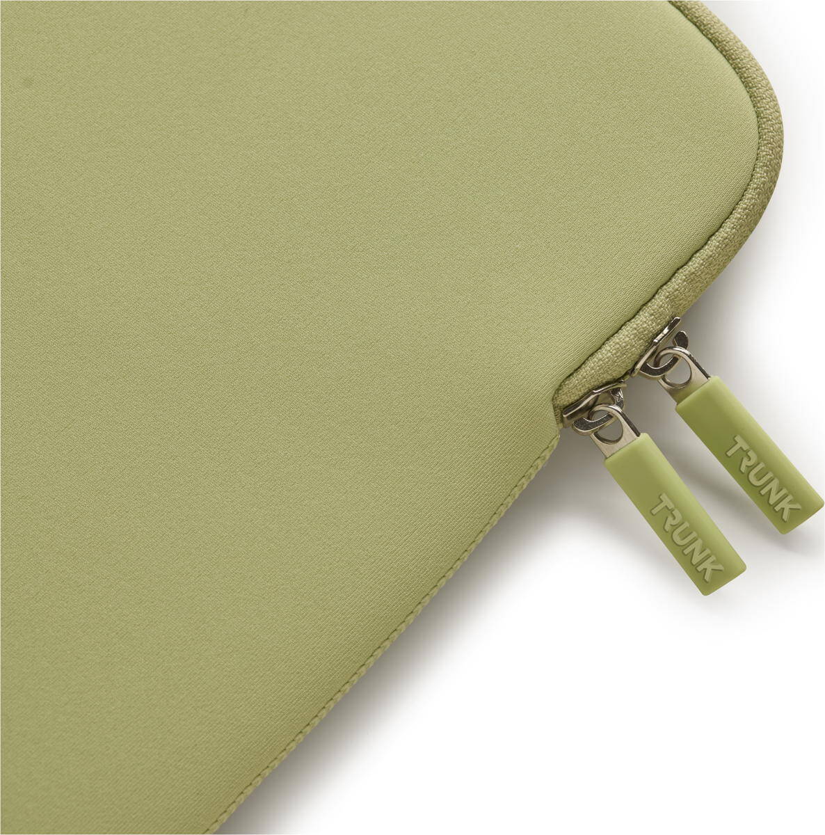 Trunk-Neopren-Sleeve-MB-Pro-16-2-M4-Pro-2024-Hellgruen-03.jpg