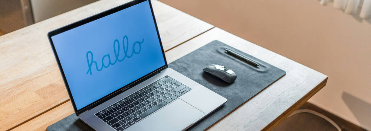 MacBook mit «hallo»-Bildschirm