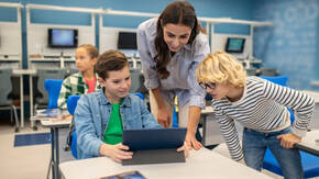 Lehrperson unterrichtet mit iPad
