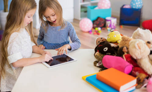 Zwei Schülerinnen lernen mit iPad