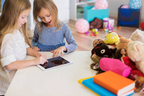 Zwei Schülerinnen lernen mit iPad