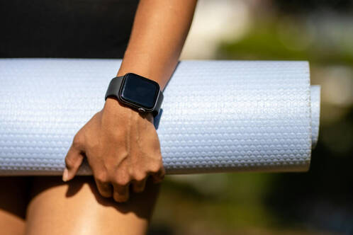 Gesundheitsdaten messen mit Apple Watch (Foto: Ketut Subiyanto / pexels) Apple Watch und Yogamatte sind dabei