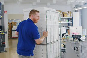 Mitarbeiter von DQ Solutions mit einem Stapel iPad