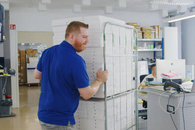 10000 iPad für die Schulen der Stadt Bern  (Foto: DQ Solutions) Mitarbeiter von DQ Solutions mit einem Stapel iPad