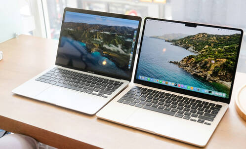 ein älteres und ein neues MacBook Modell nebeneinander