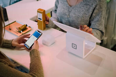mit dem iPhone an der Kasse bezahlen (Foto: Christiann Koepke / unsplash) Über iPhone mit Apple Pay bezahlen