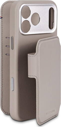 Decoded-Leder-Wallet-2-in-1-mit-MagSafe-iPhone-17-Pro-Clay-03.jpg