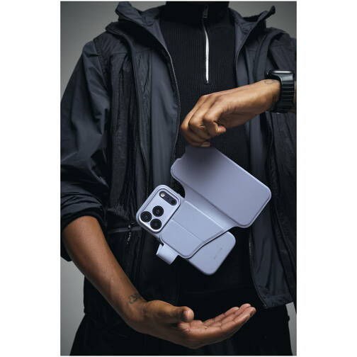 Decoded-Silikon-Wallet-2-in-1-mit-MagSafe-iPhone-17-Pro-Blau-04.jpg
