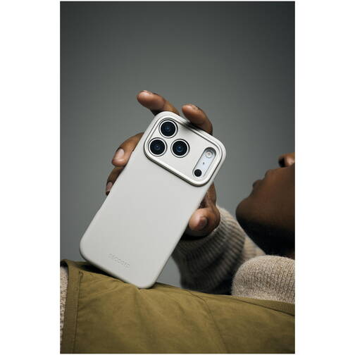 Decoded-Silikon-Case-mit-MagSafe-iPhone-17-Pro-Max-Taupe-Braungrau-02.jpg
