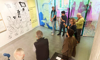 Teilnehmende hören Anette Gehrig zu