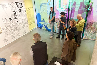 Teilnehmende hören Anette Gehrig zu