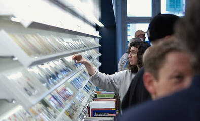 Flyer-Auslage im Cartoonmuseum Basel