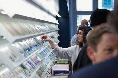 Flyer-Auslage im Cartoonmuseum Basel