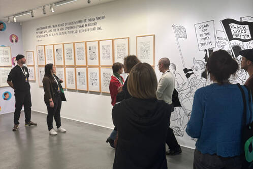 Teilnehmende in der Ausstellung von Alison Bechdel