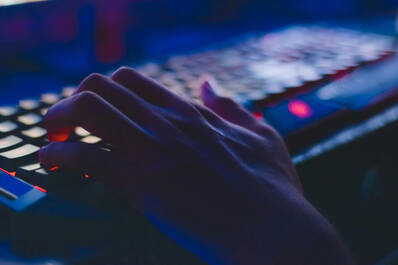 Hand auf Tastatur in dubiosem Licht