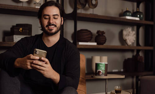 Mann tippt auf iPhone