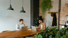 Männer im Coworking mit MacBook