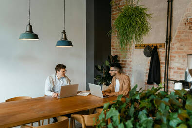 Männer im Coworking mit MacBook