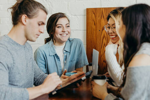 Team bei einer Besprechung