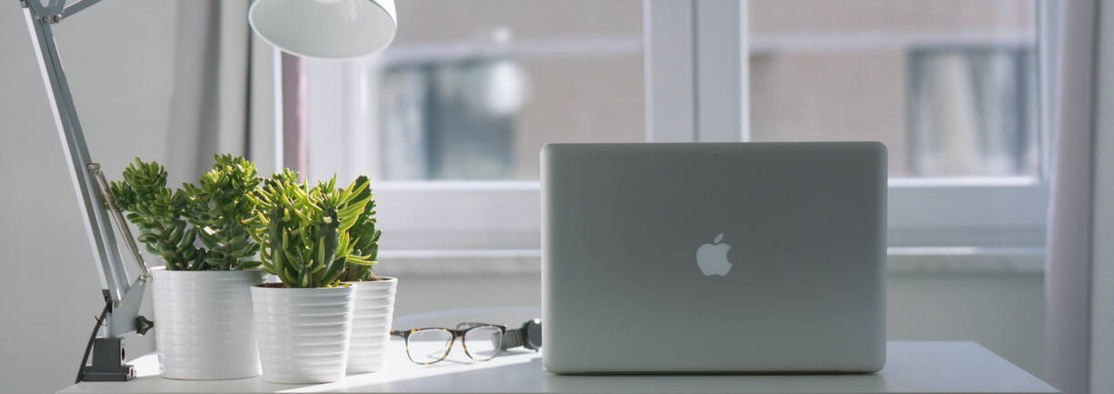 MacBook auf Arbeitspult