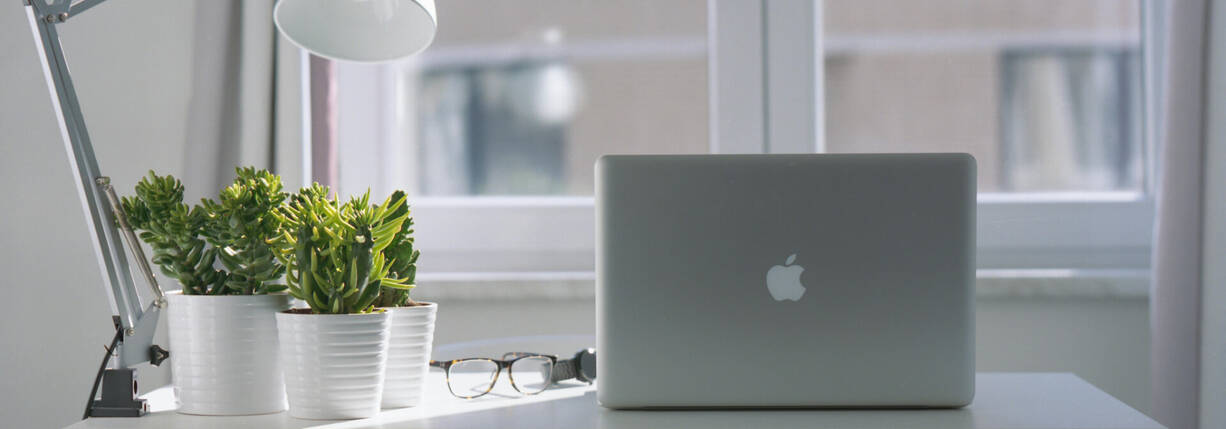 MacBook auf Arbeitspult