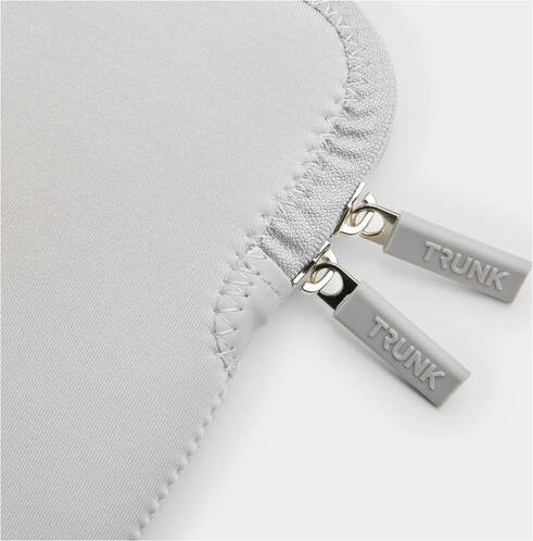 Trunk-Neopren-Sleeve-MB-Pro-14-M5-2025-Silber-03.jpg Trunk-Neopren-Sleeve-MB-Pro-14-M5-2025-Silber-03.jpg