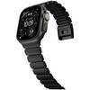 Nomad-Stratos-Titanium-Armband-fuer-Apple-Watch-44-45-46-49-mm-Titan-Schwarz-05.jpg